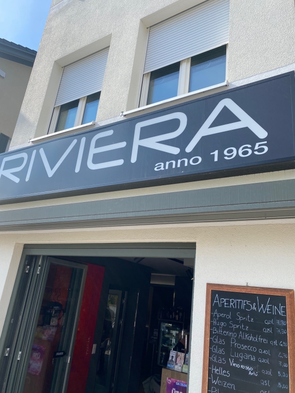 Eingang zum Eiscafé Riviera