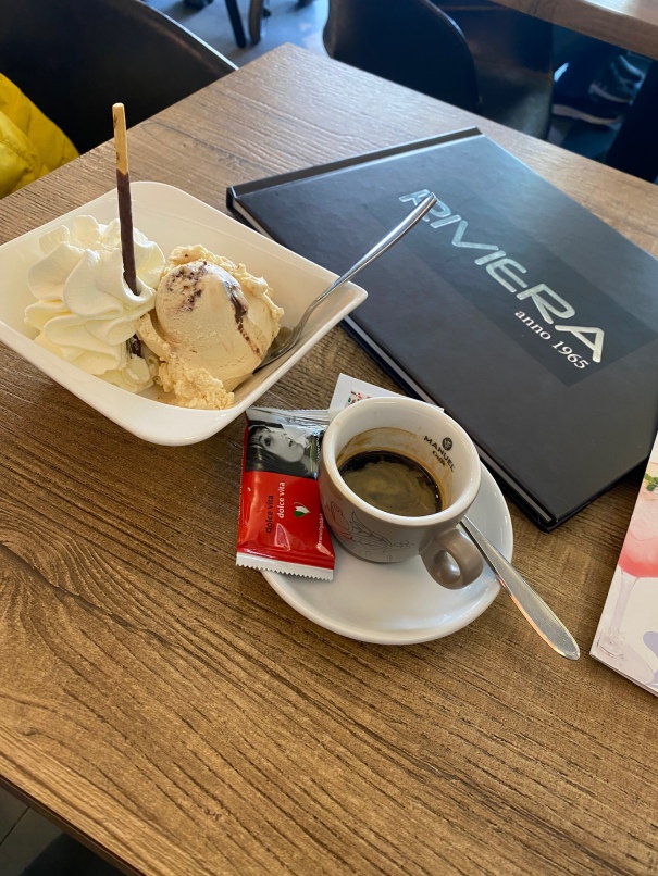 Erdnusseis mit Sahne und Espresso